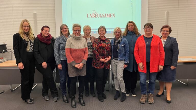 Der steinige Weg in die Politik: Mandatsträgerinnen im Kreistag schauen den Dokumentarfilm „Die Unbeugsamen“