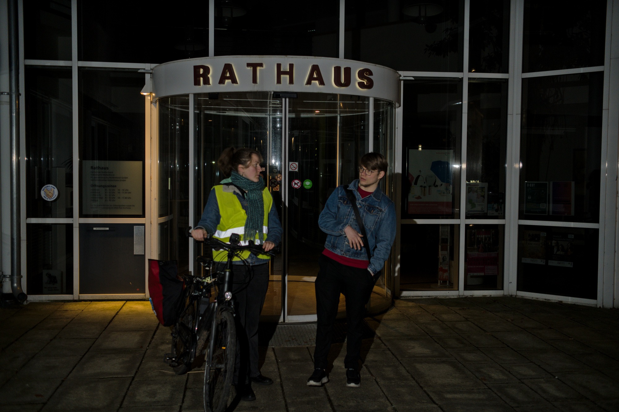 Nach einer langen Sitzung spät Abends noch vor dem Rathaus zu netzwerken, auch das kostet Zeit