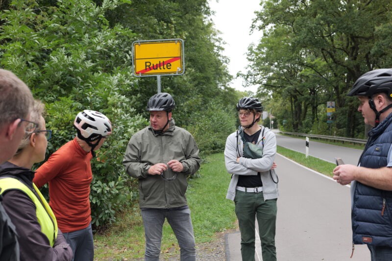 Zwischenhalt und Situationsbetrachtung am Ortseingang Rulle