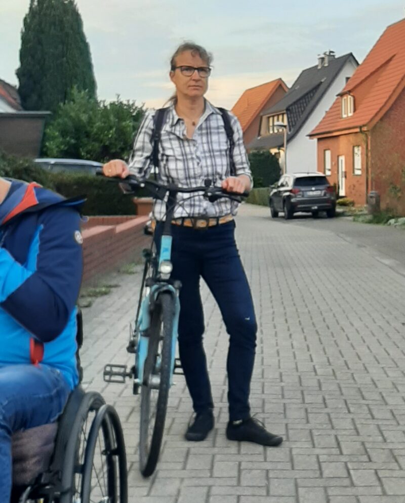 Heike Palubitzki, neues Fraktionsmitglied der Grünen, verfolgt die Erläuterungen zum Lechtinger Hubertusring.