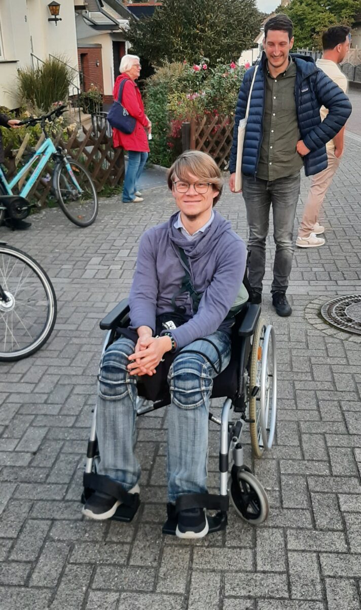 Yannik Kolmer vom Ortsvorstand erfährt im Rollstuhl eine neue Perspektive im Straßenverkehr.